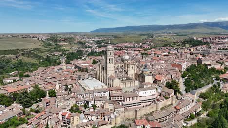 Catedral-De-Segovia,-España,-En-La-Ciudad-Vieja,-Drone,-Imágenes-Aéreas-4k