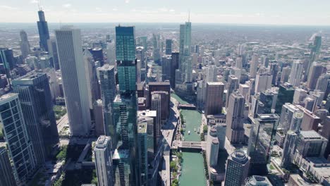 Luftaufnahme-Der-Skyline-Von-Chicago-Im-Stadtzentrum-Und-Drohnenansicht-Entlang-Der-Wolkenkratzer-An-Sonnigen-Tagen