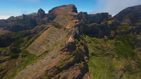 Un-Hombre-Y-Una-Mujer-Se-Encuentran-En-Una-Plataforma-De-Observación,-Parte-De-La-Caminata-Pico-Do-Pico-En-Madeira