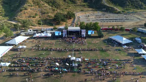 Vista-Aérea-De-Un-área-De-Festival-En-El-Parque-Central-De-Santa-Clarita,-EE.-UU.