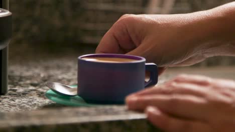 La-Mano-De-Una-Mujer-Recogiendo-Una-Taza-De-Café.