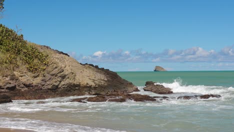 Olas-Rompientes-Del-Mar-Caribe-En-Las-Islas-Antillas,-Guadalupe,-Francia