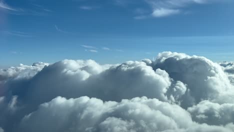 Immersive-POV-In-Einem-Echtzeitflug-über-Den-Wolken-Aus-Der-Sicht-Der-Piloten-Vom-Cockpit-Aus