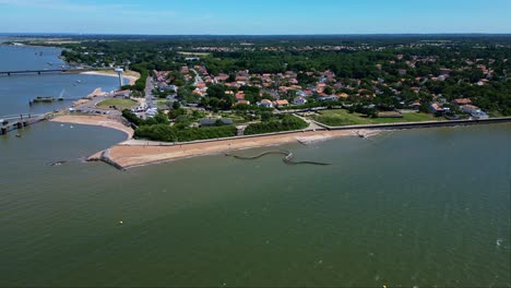 La-Playa-Del-Puerto-De-Saint-Brevin-les-Pins-A-Gran-Altitud,-Francia