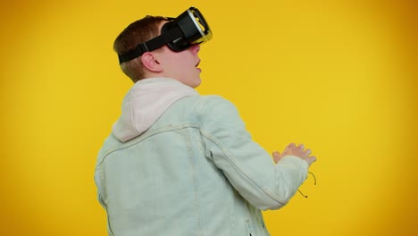 Mann-Nutzt-Virtuelle-Realität,-Futuristische-Technologie,-VR-Headset-Helm,-Um-Ein-Simulations-3D-Videospiel-Zu-Spielen