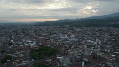 Vista-Aérea-De-Buga,-Retroceso-Al-Amanecer