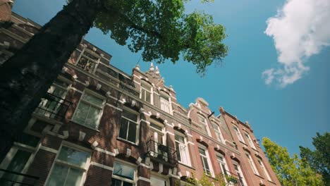 Low-Angle-POV-Aufnahmen-Zeigen-Die-Klassische-Wohnarchitektur-In-Der-Amsterdamer-Innenstadt