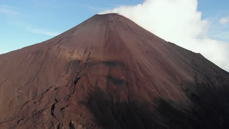 Una-Toma-Aérea-Del-Volcán-Pacaya-En-Guatemala-Muestra-Humo-Elevándose-Contra-Un-Cielo-Soleado