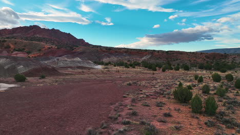 Paisaje-De-Utah-Con-Montañas-De-Arenisca-Rayada-(fotografía-Con-Dron)