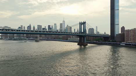 Drohne-Steigt-Auf,-Um-Manhattan-Bridge-Mit-Der-Skyline-Von-New-York-In-Der-Ferne-Zu-Etablieren,-Eröffnungsaufnahme-Der-Stadt-Am-Mittag