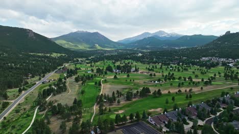 Aerial-overview-above-golf-course-in-Estes-Park-Colorado,-panoramic-drone