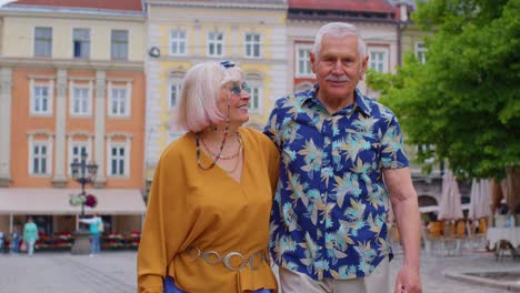 Turistas-Mayores-Con-Estilo-Hombre,-Mujer,-Abuela,-Abuelo-Familia-Dando-Un-Paseo-En-La-Ciudad-De-Verano