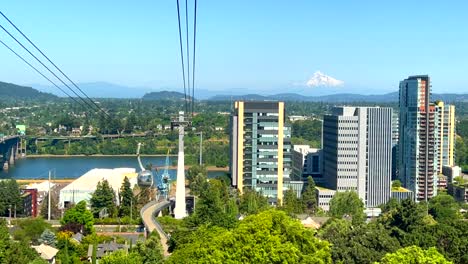 Descending-on-the-Portland,-Oregon-tram