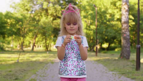 Stilvolles-Mädchen,-Das-Farbenfrohe,-Matschige-Silikonblasen-Spielt,-Sensorisches-Spielzeug-Mit-Einfachen-Grübchen,-Pop-It-Spiel