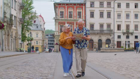 Pareja-De-Turistas-Con-Estilo-Senior-Hombre,-Mujer,-Abuela,-Abuelo-Buscando-El-Camino-Usando-Un-Mapa-De-Papel