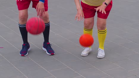 Pareja-De-Deportes-De-Baloncesto-Senior-Hombre-Mujer-Jugando-Juego-De-Pelota,-Practicando-Regate-En-La-Cancha-Del-Estadio