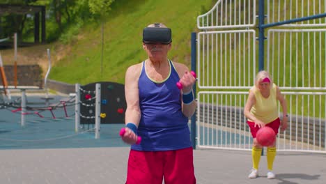 Älterer-Großvater-Mit-VR-Headset-Macht-Sporttraining,-Gewichtheben-Und-Cardio-Übungen-Mit-Hanteln