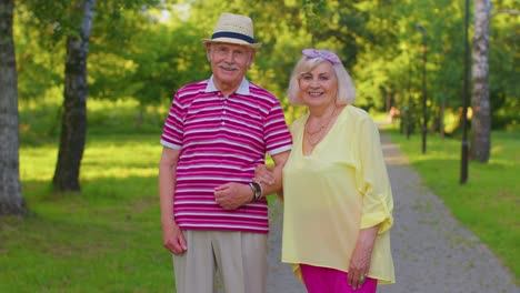 Pareja-De-Jubilados-Con-Estilo-Senior-Abuela-Abuelo-Caminando,-Disfrutando-Del-Tiempo-Juntos-En-El-Parque