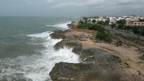 Paseo-Marítimo-Del-Malecón-De-Santo-Domingo-Y-Olas-Rompiendo-Tras-El-Huracán-Beryl,-República-Dominicana