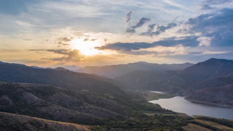 Experimente-La-Impresionante-Belleza-De-Los-Paisajes-De-Montaña-Durante-La-Hora-Dorada-En-Este-Impresionante-Video-De-Lapso-De-Tiempo-Aéreo.