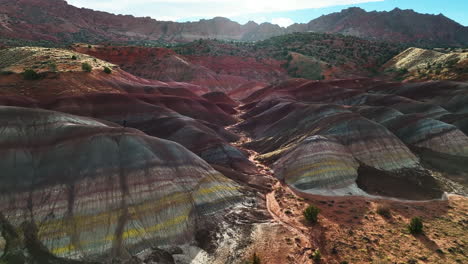 Malerische-Rainbow-Mountains-In-Utah,-USA-–-Luftaufnahme-Einer-Drohne