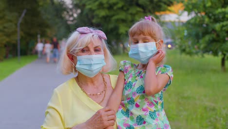 La-Cuarentena-Del-Coronavirus-Ha-Terminado.-La-Abuela-Mayor-Con-El-Nieto-Quitándose-Las-Máscaras-Médicas-Celebran.