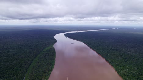 Vista-Aérea:-Gran-Río-Surinam-Que-Atraviesa-La-Espesa-Selva-Amazónica