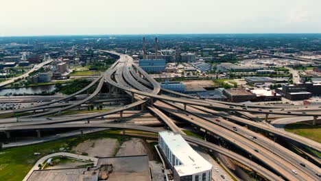 Breathtaking-Drone-Shot-Capturing-the-Dynamic-Intersection-of-Milwaukee's-Highways,-Moving-Cars