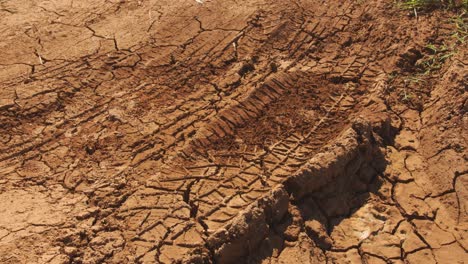 Trockenes,-Dürres-Land-Im-Sommer---Hochwinkelaufnahme