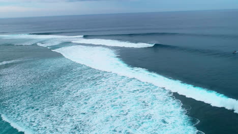 Vista-Aérea-De-Las-Olas-Rompiendo-Y-Formando-Un-Tubo-En-Cloudbreak-Fiji