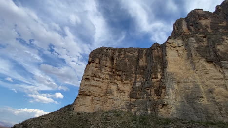 Mujer-Joven-Haciendo-Senderismo-En-El-Cañón-De-Santa-Elena-Del-Parque-Nacional-Big-Bend,-Texas,-EE.-UU.,-Panorama