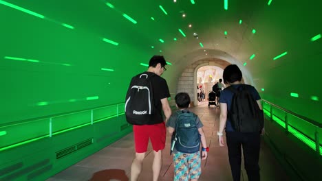 Familia-Caminando-A-Través-De-Un-Túnel-Iluminado-Con-LED-Hacia-Super-Nintendo-World-En-Universal-Studios-Japón