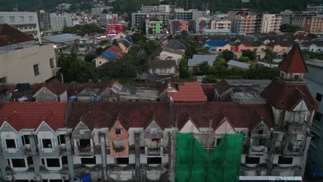 Luftaufnahme-Von-Häusern-Und-Schlössern-Alter-Architektur-In-Patong-Beach-In-Phuket,-Thailand-Am-Abend