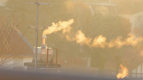 Chimenea-Industrial-Que-Arroja-Humo-Al-Cielo---Toma-Desde-Un-ángulo-Bajo