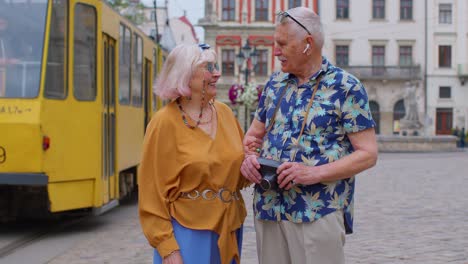 Pareja-Mayor-Abuela-Abuelo-Turistas-Hablando-En-Las-Calles-De-La-Ciudad,-Vacaciones-Viajando