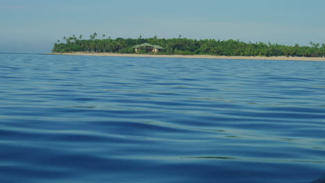 Heitere,-Friedliche-Aussicht-Auf-Die-Insel-In-Der-Nähe-Von-Cloudbreak-Fiji,-Blick-Vom-Wasser