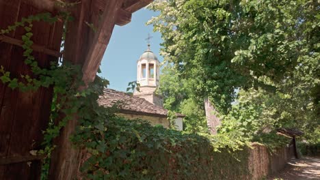 Vista-Del-Campanario-Y-La-Cúpula-De-Una-Iglesia-Búlgara-En-Un-Pintoresco-Pueblo-Rural