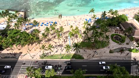 Vista-Desde-El-Balcón-Del-Hotel-Waikiki-Beach-Sobre-La-Avenida-Kalakaua