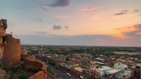 Toma-Panorámica-Del-Fuerte-De-Jaisalmer-Durante-El-Día,-Fuerte-Construido-Con-Piedra-Arenisca,-Rajastán,-India,-4k