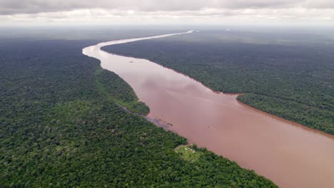 Vista-Aérea:-Gran-Río-De-Agua-Dulce-Que-Atraviesa-La-Selva-Amazónica,-Surinam