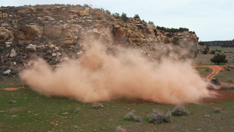 Toma-Aérea-Del-Polvo-Que-Se-Levanta-Sobre-La-Pista-De-Conducción-De-Vehículos-Todo-Terreno-En-El-Parque-Nacional-Zion,-Utah,-EE.-UU.