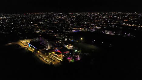 Vista-Aérea:-Vida-Nocturna-En-El-Hotel-Marriott-En-Diciembre,-Con-Luces-De-Colores