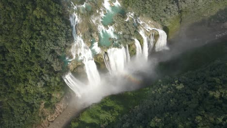 Panoramablick-Aus-Großer-Höhe-Auf-Den-Tamul-Wasserfall-Mit-Herabstürzendem-Wasser-Aus-Einem-Starken,-Breiten-Fluss,-Der-In-Die-Schlucht-Mündet