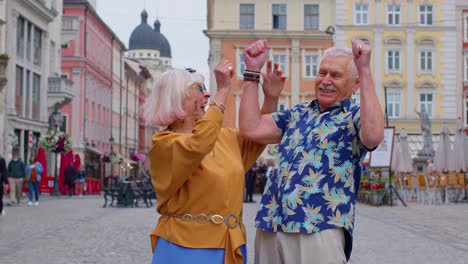 Älteres-Stilvolles-Touristenpaar,-Mann-Und-Frau-Feiern-Erfolg,-Sieg,-Schrei,-Freut-Sich-über-Die-Geste-Des-Gewinners