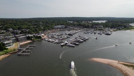 Boats-entering-Sag-Harbor-Cove,-The-Hamptons,-Long-Island,-NY