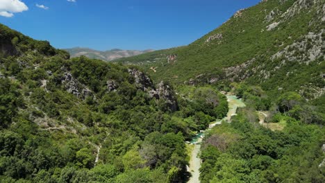 Drohne-Fliegen-Durch-Die-Berge-Von-Parga,-Griechenland-Im-Sommer