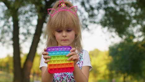 Weiblich-Kind-Mädchen-Spielen-Drücken-Knallen-Es-Blase-Zappeln-Stress-Angst-Linderung-Drücken-Sensorisch-Spiel-Spielzeuge