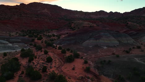 Wunderschöne-Regenbogenberge-Bei-Sonnenuntergang-In-Utah,-USA---Luftaufnahme-Einer-Drohne