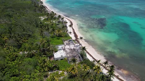 Costa-Tropical-Con-Ruinas-De-Edificios-Dañados-Por-El-Huracán-Y-Abandonados