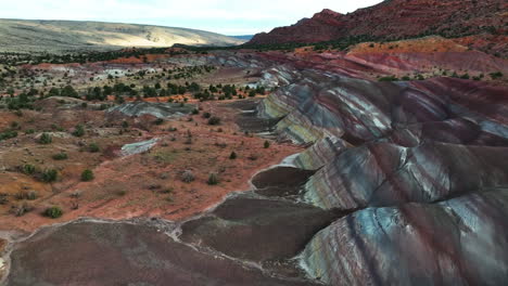 Bandas-Multicolores-En-Colinas-De-Bentonita-En-Utah,-Estados-Unidos:-Toma-Aérea